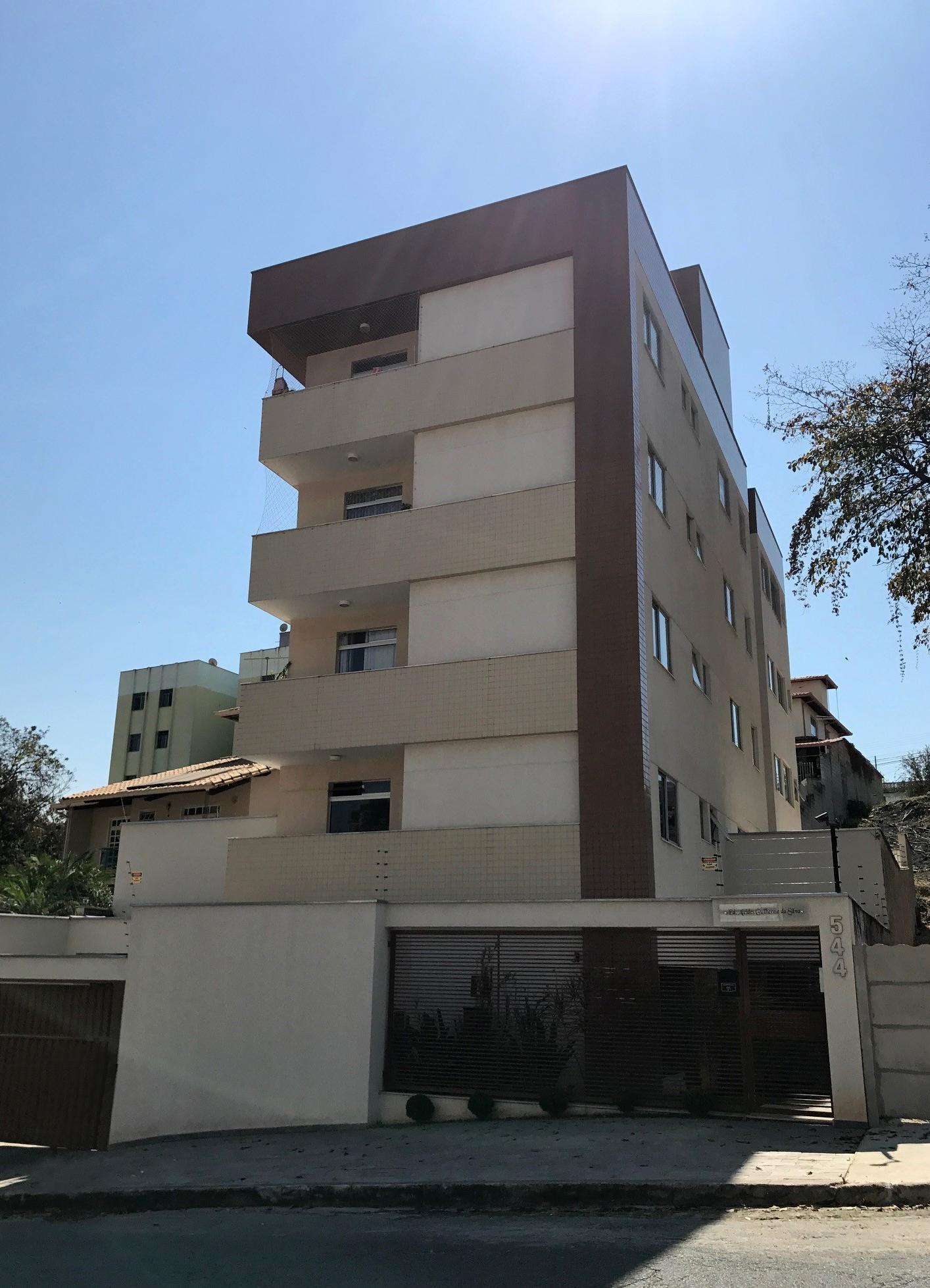 Fachada bege com faixa marrom do Edifício Alcides Guilherme da Silva