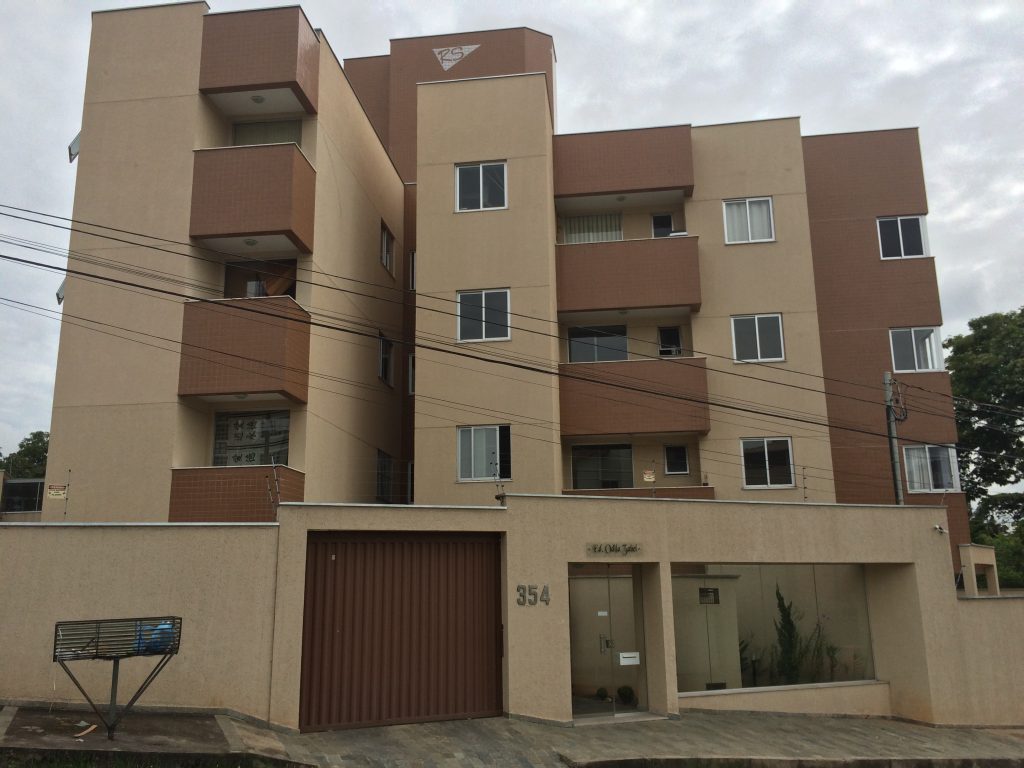 Fachada bege e marrom do Edifício Odila Zabel com varandas escalonadas