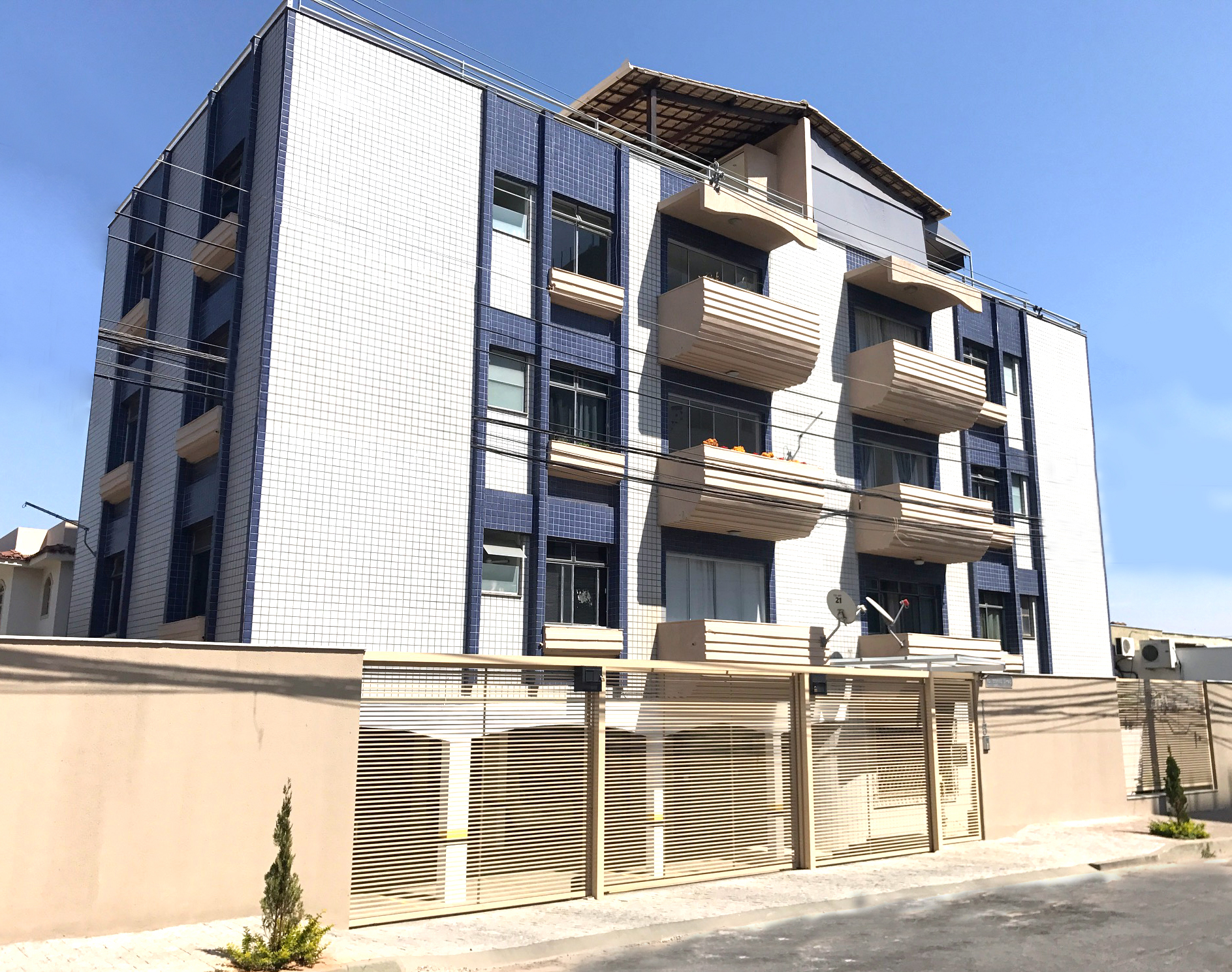 Fachada reformada em pastilha azul e branca do Edifício Jayme no bairro Brasileia