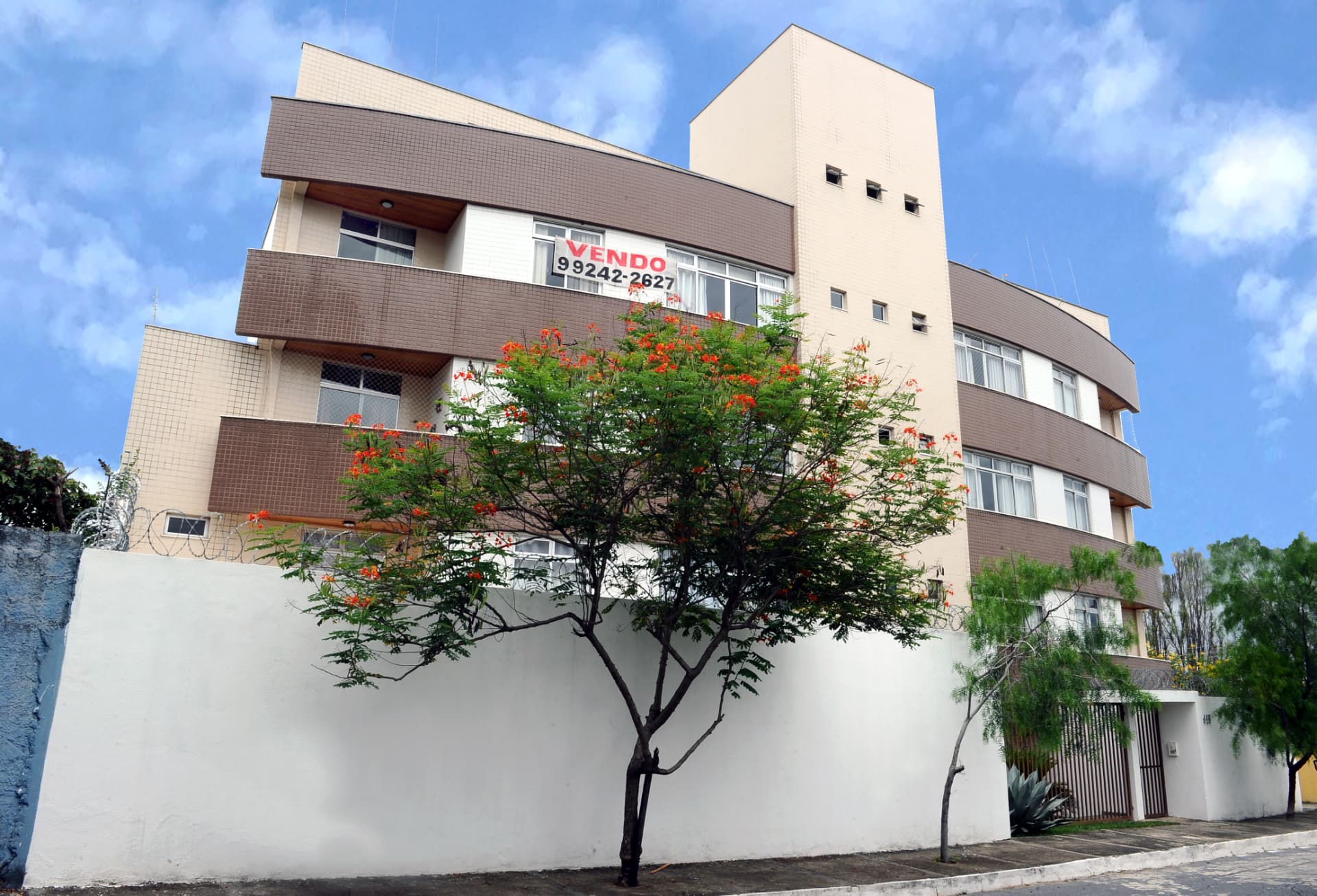 Fachada do Edifício Raimundo Rezende com varandas curvas em pastilha marrom