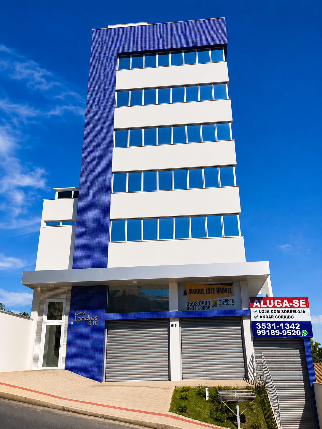Sede da Rezende Saback Construtora — Edifício Londres, fachada em pastilha azul e branca em Betim/MG