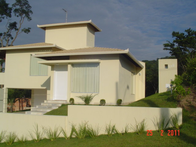 Fachada da residência João Bosco, casa contemporânea em tons claros