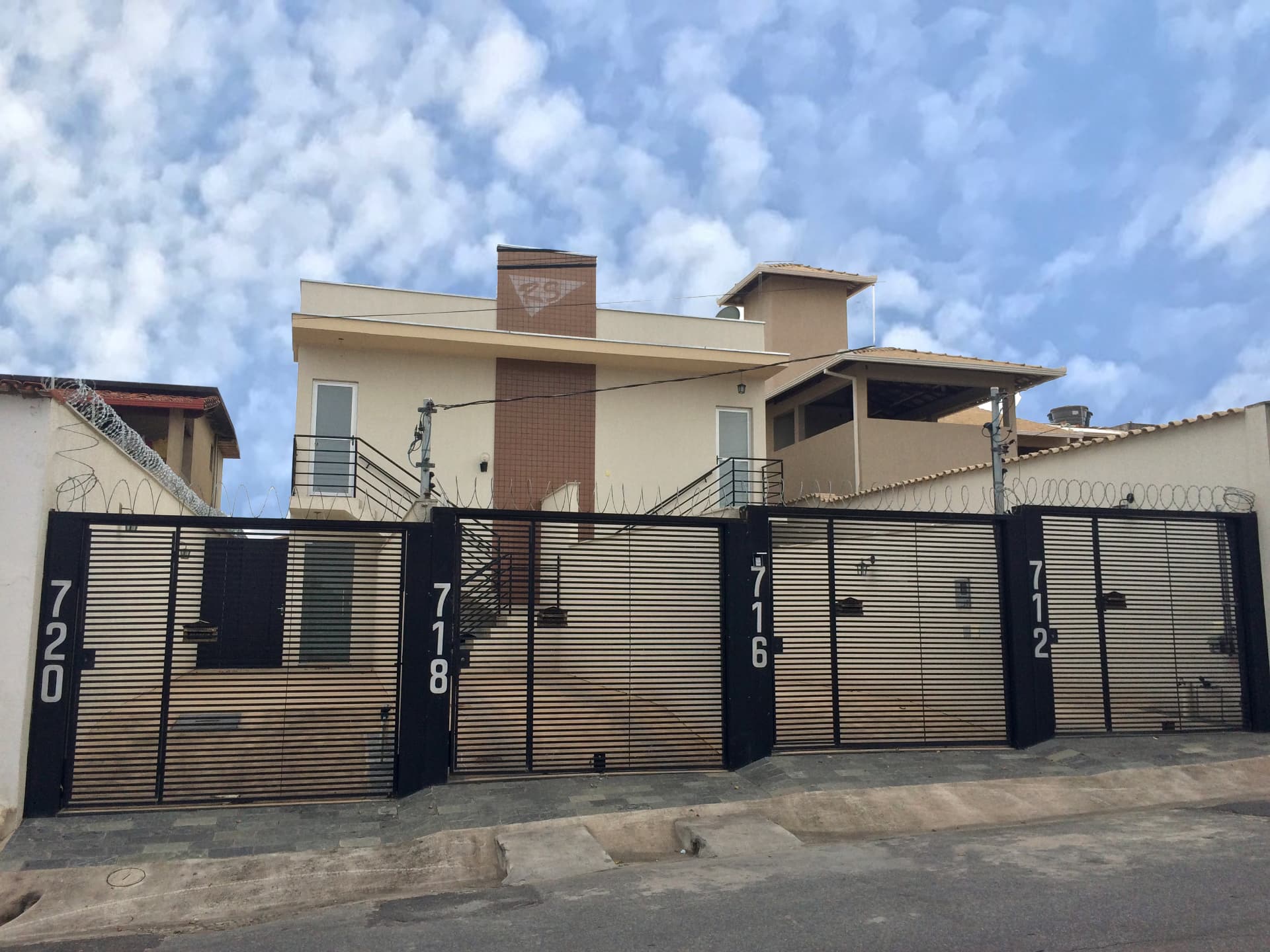 Conjunto de casas geminadas do Residencial Smart com portões em lâminas